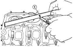Использование металлической линейки и щупа (1) для измерения плоскостности привалочной поверхности головки блока цилиндров