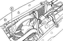 Места крепления верхнего шланга радиатора (1) и шланга расширительного бачка (2)