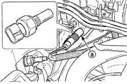 Расположение датчика температуры охлаждающей жидкости (а)