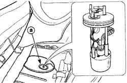 Расположение топливного насоса (а) в топливном баке