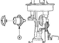 Расположение регулятора давления топлива (а)