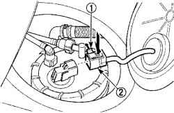 Расположение фиксатора (1) электрического разъема (2) топливного насоса