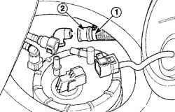 Расположение хомута (1) крепления вентиляционной трубки (2) к топливному баку