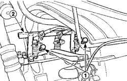 Расположение болтов (1) крепления топливной рампы (2) с форсунками