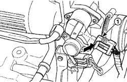 Расположение электрического разъема (1) клапана контроля холостого хода
