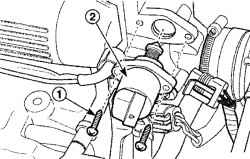 Расположение винтов (1) крепления клапана контроля холостого хода (2)