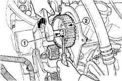 Выворачивание болта (1) крепления шкива (2) распределительного вала