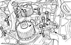 Снятие шкива (1) с коленчатого вала и расположение болтов крепления масляного насоса (2) и кронштейна компрессора кондиционера (3)