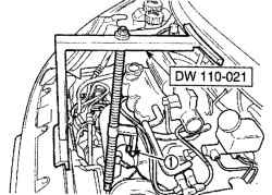 Установка и крепление инструмента DW 110—021 болтом (1) крепления выпускного коллектора